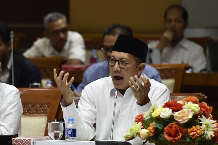 Menteri Agama Lukman Hakim Saifuddin (kanan) didampingi Dirjen Penyelenggara Haji dan Umroh Kementerian Agama Nizar Ali (kiri) menyampaikan tanggapan saat rapat kerja dengan Komisi VIII DPR di Kompleks Parlemen, Senayan, Jakarta, Senin (12/3). Pemerintah dan DPR menetapkan Biaya Penyelenggaraan Ibadah Haji (BPIH) tahun 2018 sebesar Rp35,23 juta per jemaah atau naik 0,9 persen dari tahun sebelum. ANTARA FOTO/Puspa Perwitasari/kye/18
