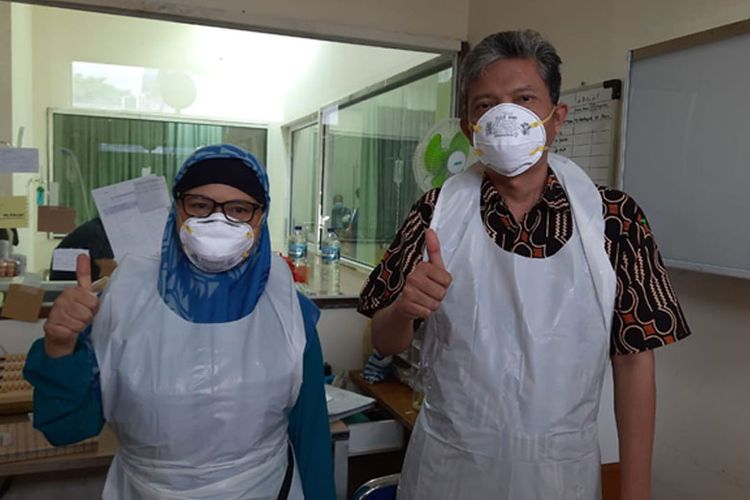 Dr Lusi Nursilawati Syamsi, Sp Paru dan Prof Dr.apt. Syamsudin, M Biomed usai mengobservasi  pasien Covid-19 yang menjadi partisipan penelitian. 