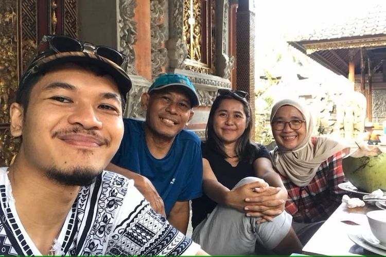 Mitha (kedua dari kanan) bersama adiknya Robby dan kedua orangtua mereka.