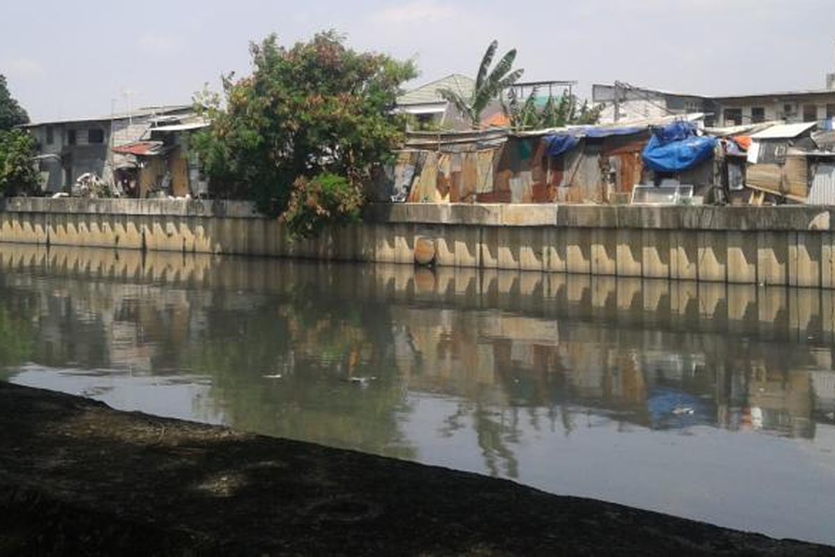 Rumah warga di bantaran Kali Mookervart, Cengkareng, Jakarta Barat, Kamis (7/8/2014).