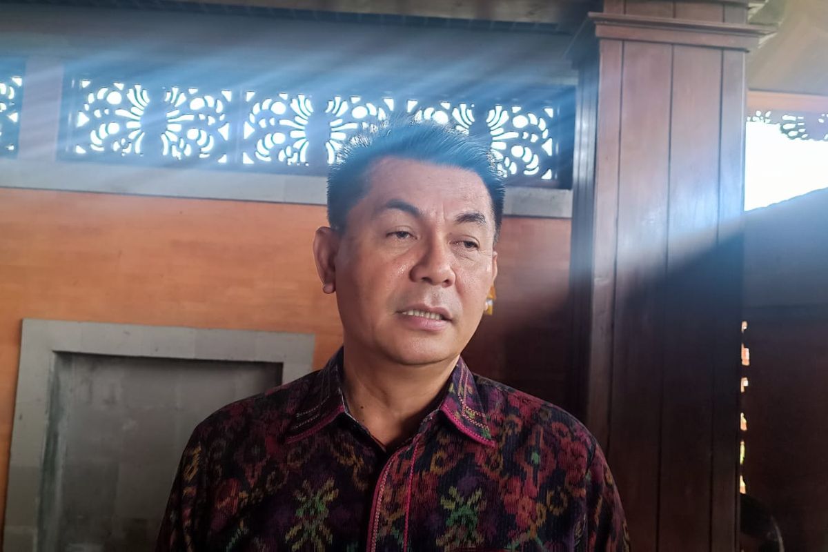 Ketua DPRD Bali, Dewa Made Mahadnya alias Dewa Jack dari PDI Perjuangan, saat menjelaskan terkait anggaran pengadaan mobil dinas baru bagi empat pimpinan DPRD Bali di gedung DPRD Bali pada Senin (25/11/2024).