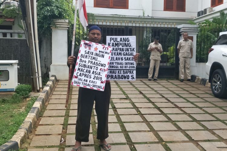 Rahman (45), warga Tegal, akhirnya dapat mewujudkan keinginannya untuk bertemu calon presiden nomor urut 02 Prabowo Subianto.  Rahman bertemu Prabowo di kediaman pribadinya, Jalan Kertanegara, Jakarta Selatan, Kamis (20/12/2018) sore. 
