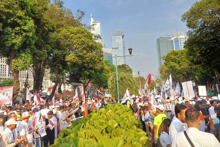 Jelang Pendaftaran Anies-Cak Imin, Massa Pendukung Menyemut di Depan Gedung KPU