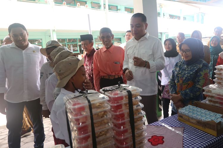 Wali Kota Surabaya Eri Cahyadi berdiskusi dengan siswa-siswa yang menerima makanan bergizi dalam uji coba Program MBG. Di sisi meja, terlihat makanan yang disiapkan sesuai standar Badan Gizi Nasional (BGN), mendukung pemenuhan gizi siswa selama kegiatan belajar.