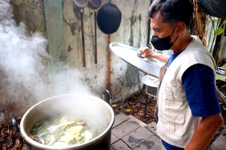 Proses pembuatan jamu di Dapur Umum Jamu Sehat yang dibuka di Rumah Pelayanan Sosial (RPS) Dinas Sosial Kabupaten Jombang, Jawa Timur, Rabu (20/10/2021).