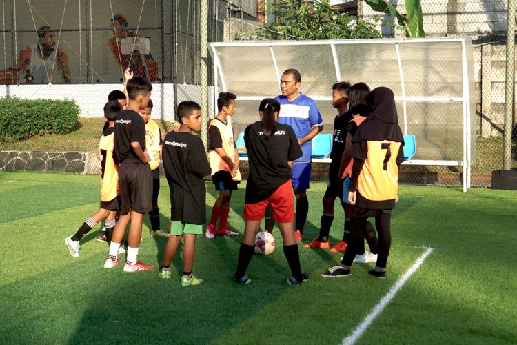 Triyasa memberikan fasilitas kepada 30 orang anak berupa akses gratis ke lapangan mini soccer milik Maiin, coaching clinic seputar sepak bola, serta berbuka puasa bersama.