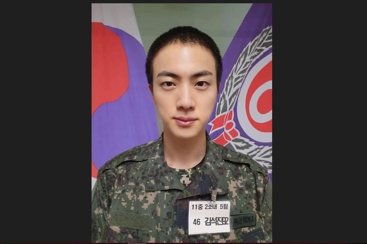 Jin BTS mengenakan seragam tentara.