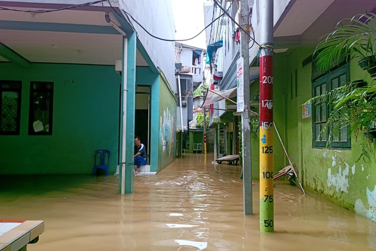 Banjir di kawasan Kebon Pala di wilayah RT 013/RW 04 Kampung Melayu, Jatinegara, Jakarta Timur, Jumat (15/3/2024).