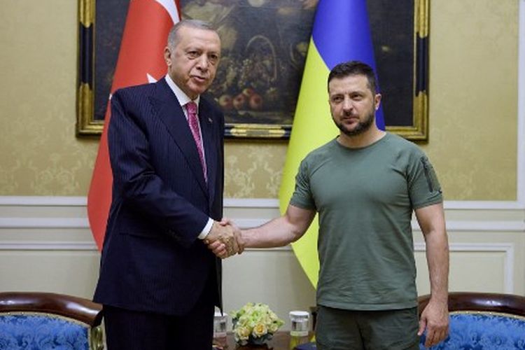 Gambar selebaran ini diambil dan dirilis oleh layanan pers Presiden Ukraina pada 18 Agustus 2022 menunjukkan Presiden Ukraina Volodymyr Zelensky (kanan) berjabat tangan dengan mitranya dari Turkiye Recep Tayyip Erdogan di kota Lviv, Ukraina barat, di tengah invasi Rusia ke Ukraina.
