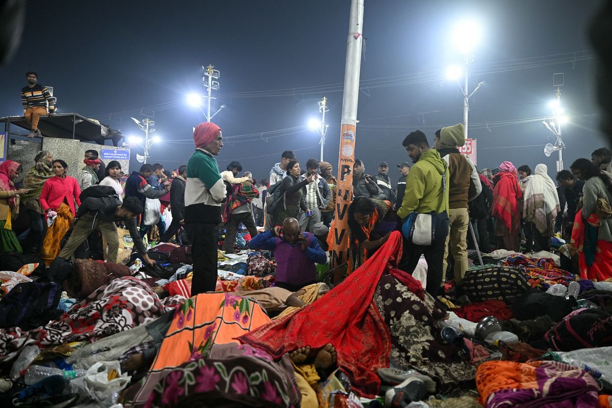 Para peserta acara keagamaan terbesar di dunia, yaitu festival Maha Kumbh Mela di India, berkumpul di lokasi insiden berdesakan menewaskan 15 orang di Prayagraj, Rabu (29/1/2025).