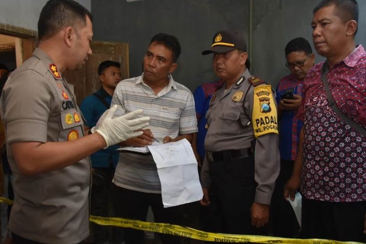 Kapolres Trenggalek memimpin  langsung olah tempat kejadian perkara (TKP), di rumah korban yang ditemukan mengapung dalam bak mandi rumahnya, Kamis (10/10/2019).