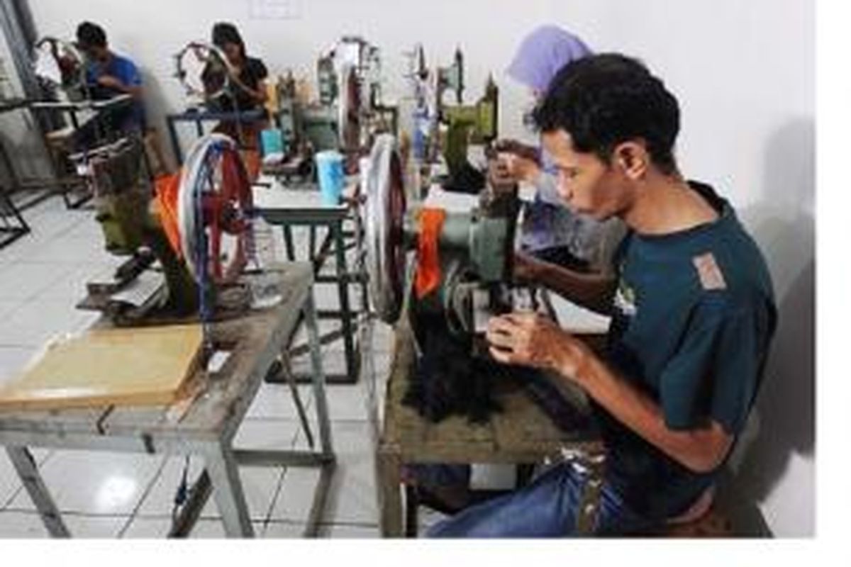 Proses pembuatan bulu mata di pabrik Best Lady, Kabupaten Purbalingga, Jawa Tengah, Rabu (6/5/2014).