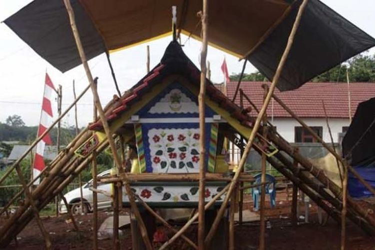 Sandung, tempat menyimpan kerangka dalam tiwah massal di Desa Parit, Kecamatan Cempaga Hulu, Kabupaten Kotawaringin Timur, Kalimantan Tengah, Rabu (27/11/2013).