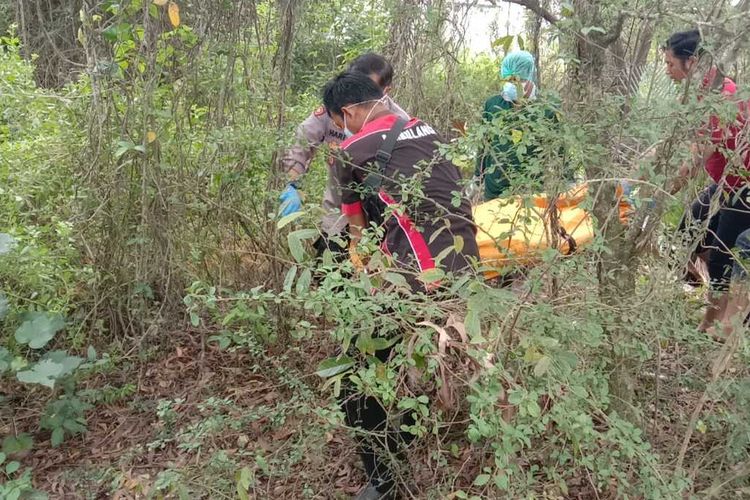 Anggota kepolisian sektor Socah, Kabupaten Bangkalan, Jawa Timur saat mengevakuasi mayat yang mengambang di Desa Bilaporah, Kecamatan Socah, Sabtu (6/1/2024). Mayat tersebut ditemukan warga yang hendak mancing di rawa tempat ditemukannya mayat tersebut.