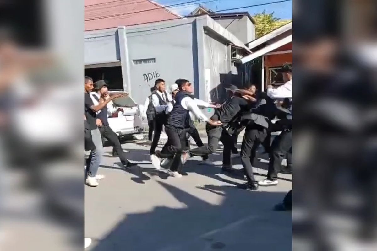 Video aksi tawuran antara dua kelompok pemuda karang taruna di Kota Baubau, Sulawesi Tenggara, viral di media sosial pada Selasa (12/8/2025). Peristiwa tersebut diduga dipicu saling ejek usai mengikuti lomba baris berbaris dalam rangka perayaan Hari Kemerdekaan Indonesia ke-80.