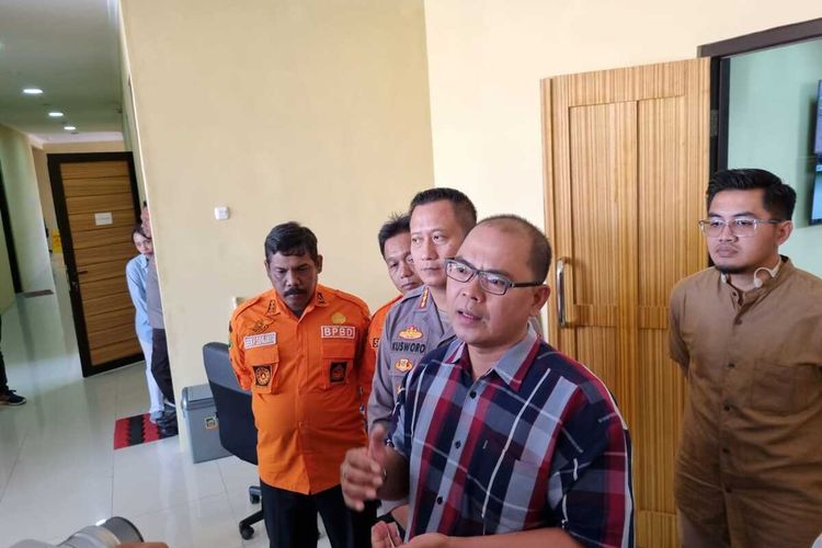 Kapolresta Bandung Kombes Pol Kusworo Wibowo beserta keluarga Putu Arjuna Eka Wana (20) saat melakukan jumpa pers di Mapolresta Bandung, Soreang, Kabupaten Bandunh, Jawa Barat, Rabu (14/6/2023) terkait Mahasiswa Telkom University yang hilang sejak Minggu tanggal 4 Juni 2023 lalu.