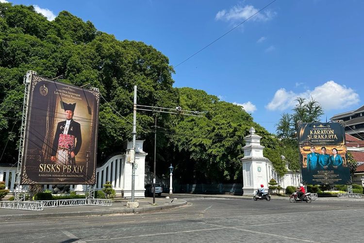 Dua Baliho Besar Terpasang di Gapura Gladag Solo, Disbudpar: Estetika Kota Jadi Tak Bagus