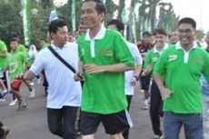 Tak Ikut Lari Maraton, Jokowi Malah Foto-foto