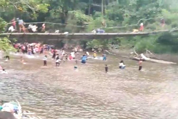 Sebuah jembatan gantung di Kecamatan Nanga Taman, Kabupaten Sekadau, Kalimantan Barat (Kalbar), Kamis (17/8/2023). Sebanyak puluhan orang yang berada di atasnya ikut terjatuh ke sungai. 