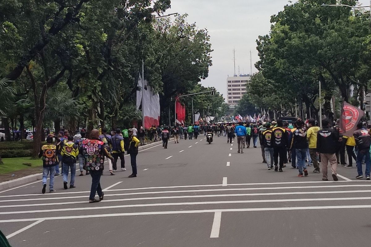 Sejumlah pengemudi ojek online (ojol) menggelar aksi unjuk rasa di depan Gedung Balaikota, Jakarta Pusat pada Rabu (8/2/2023).   Demonstrasi yang dilakukan driver ojol tersebut menolak aturan Pemerintah Provinsi (Pemprov) DKI Jakarta soal jalan berbayar atau electronic road pricing (ERP). 