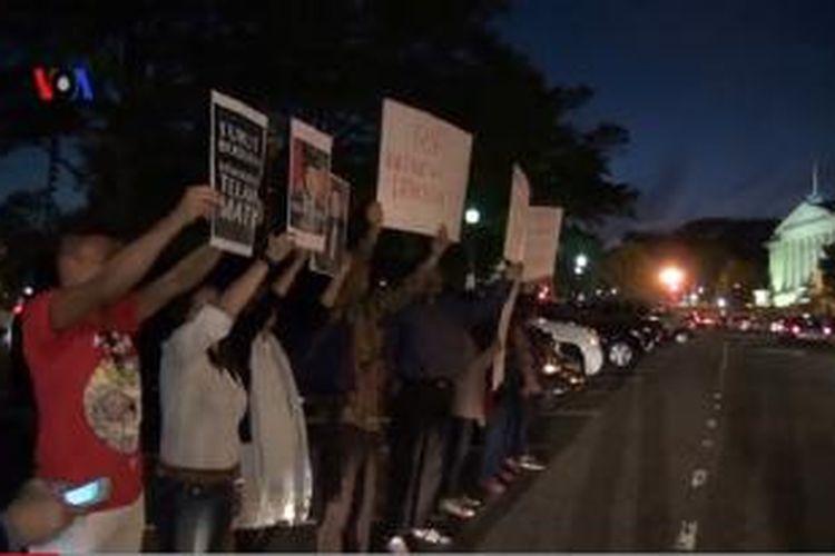 Sejumlah warga Indonesia di Washington DC berunjuk rasa di depan hotel tempat Presiden Susilo Bambang Yudhoyono menginap.