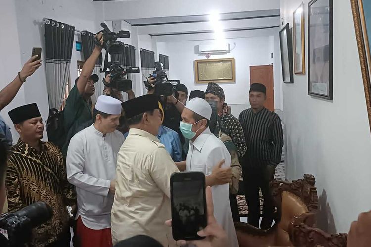 Calon Presiden Prabowo Subianto saat bertemu dengan Ketua Kenadziran Kesultanan Banten, Kh Tubagus Ahmad Syadzili Wase dikedimannya. Minggu (3/12/2023).