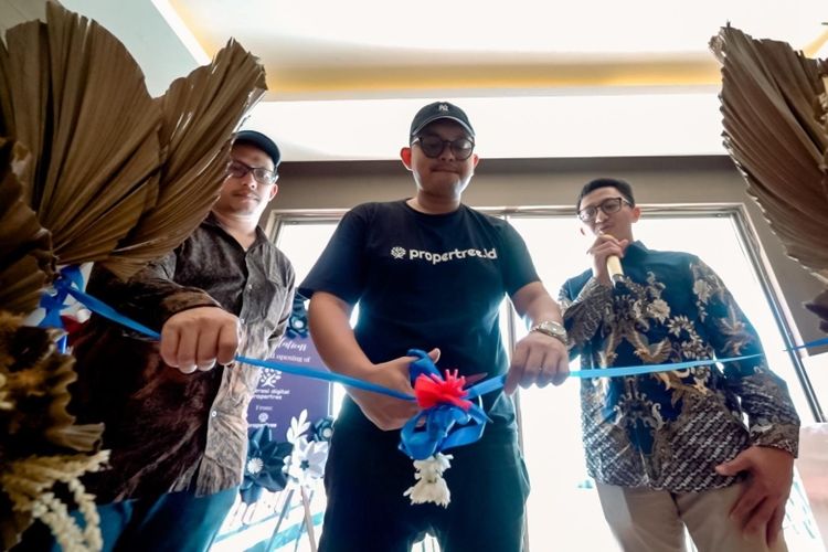 Ketua Koperasi Digital Propertree Muhammad Lingga bersama pengawas koperasi dan PIC Roastkuy meresmikan kantor baru Koperasi Digital Propertree dan Roastkuy di PIK 2, Jakarta Utara.