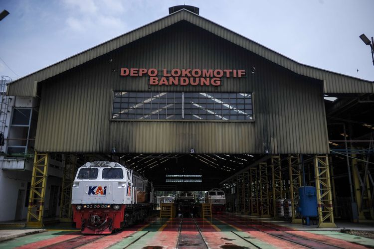 Sebuah lokomotif kereta api keluar dari Depo Lokomotif PT KAI Daop 2 Bandung, Jawa Barat, Rabu (20/4/2022). PT KAI Daop 2 Bandung menyiapkan 166 gerbong dan 24 lokomotif saat mudik Lebaran 2022 dengan tujuan ke berbagai daerah.