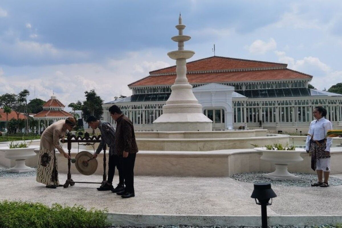 KGPAA Mangkunegara X, Wali Kota Solo Gibran Rakabuming Raka dan Menteri Badan Usaha Milik Negara (BUMN) Erick Thohir memukul gong menandai peresmian Taman Pracima di Kompleks Pura Mangkunegaran Solo, Jawa Tengah, Sabtu (21/1/2023) siang.