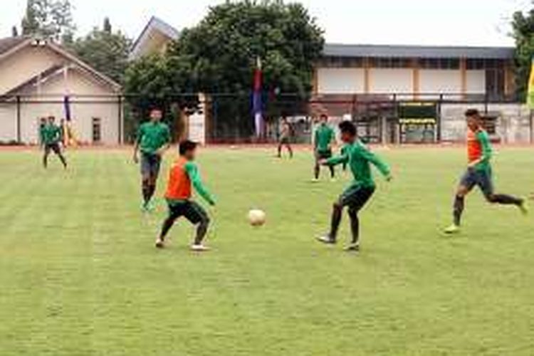 Pemain Timnas Indonesia U19 saat melakukan simulasi game dalam pematangan taktikal