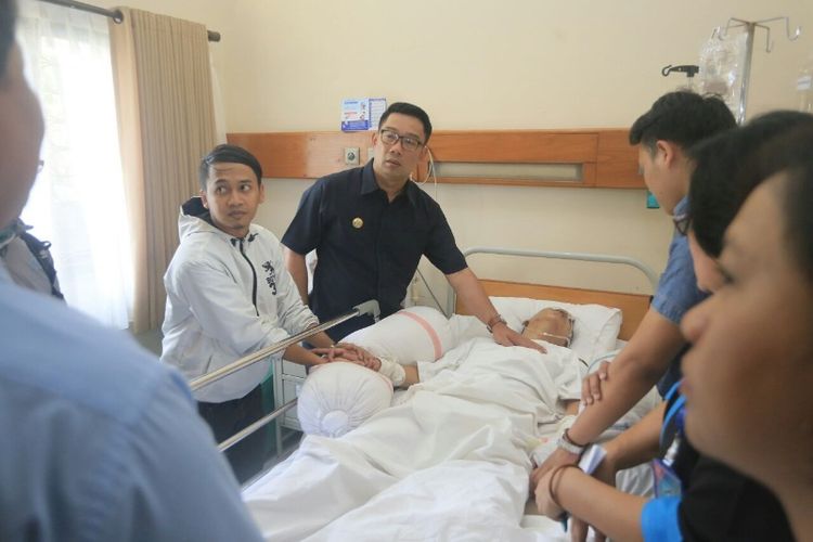 Wali Kota Bandung Ridwan Kamil saat menjenguk Ricko Andrean (22), korban pengeroyokan bobotoh di RS Santo Yusuf, Bandung, Senin (23/7/2017)