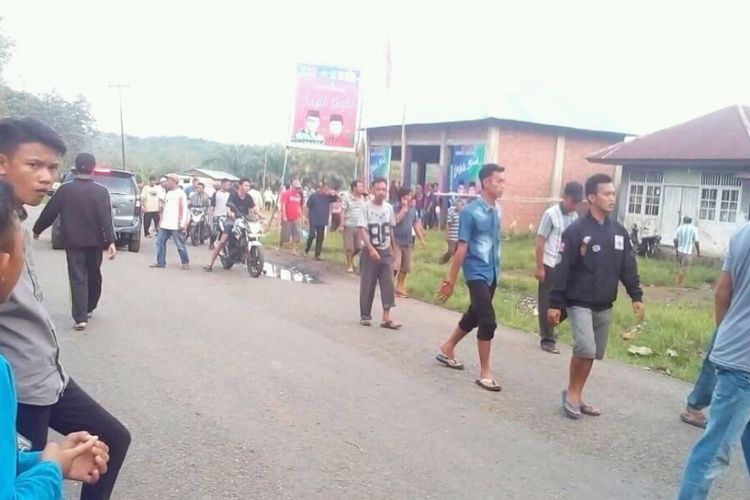 Situasi mencekam saat terjadi bentrok antar dua kubu timses calon Bupati Empat Lawang, di Desa  Padang Tepong, Kecamatan Ulu Musi, Empat Lawang, Sumatera Selatan, Selasa (12/6/2018)