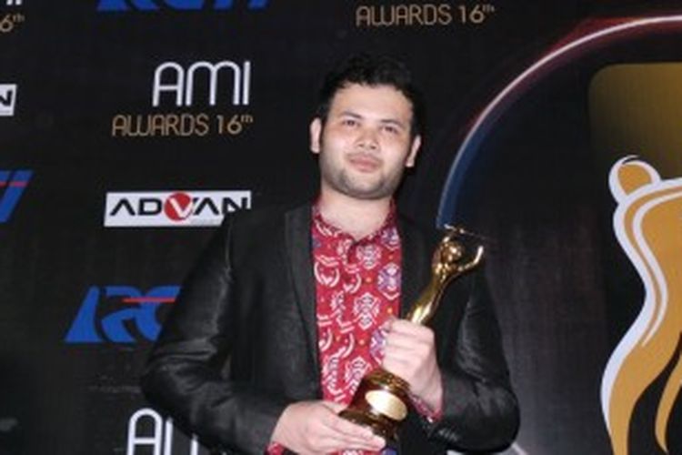 Ridho Rhoma menerima salah satu dari dua piala AMI Awards 2013-nya di Studio 8 RCTI, Kebon Jeruk, Jakarta Barat, Selasa (2/7/2013) malam.