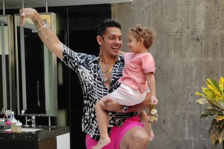 Profil Robby Shine, pengusaha tempat fitness saat menggendong putrinya, Jasmint.