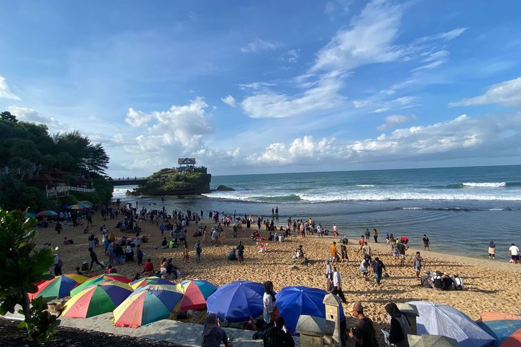 Pengunjung memadati kawasan wisata, Pantai Kukup, Gunungkidul, DIY, Rabu (4/5/2022).