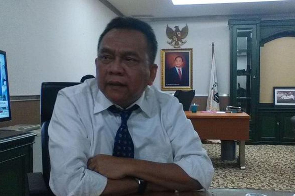 Wakil Ketua DPRD DKI Jakarta yang juga Ketua DPD Gerindra DKI Mohamad Taufik di ruang kerjanya, Senin (20/10/2014). 

