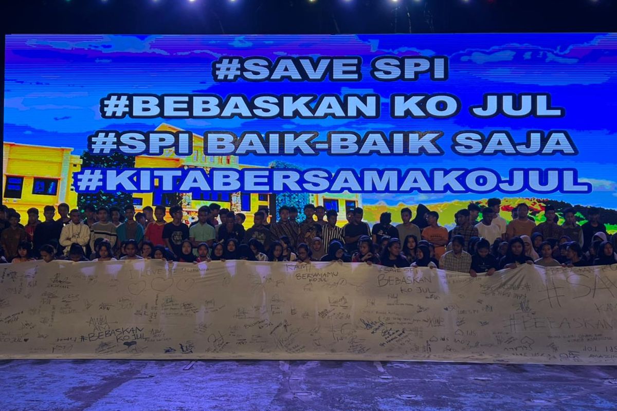 Para siswa hingga alumni sekolah SPI Kota Batu membuat petisi bertagar Save SPI yang dibuat usai terdakwa yang merupakan pendirinya ditahan, Senin (11/7/2022).