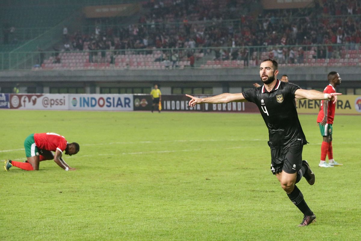 Pemain timnas Indonesia, Jordi Amat berselebrasi usai membobol gawang Burundi saat pertandingan FIFA Matchday di Stadion Patriot Candrabhaga, Bekasi, Selasa (28/3/2023). Burundi ditahan imbang dengan skor 2-2.