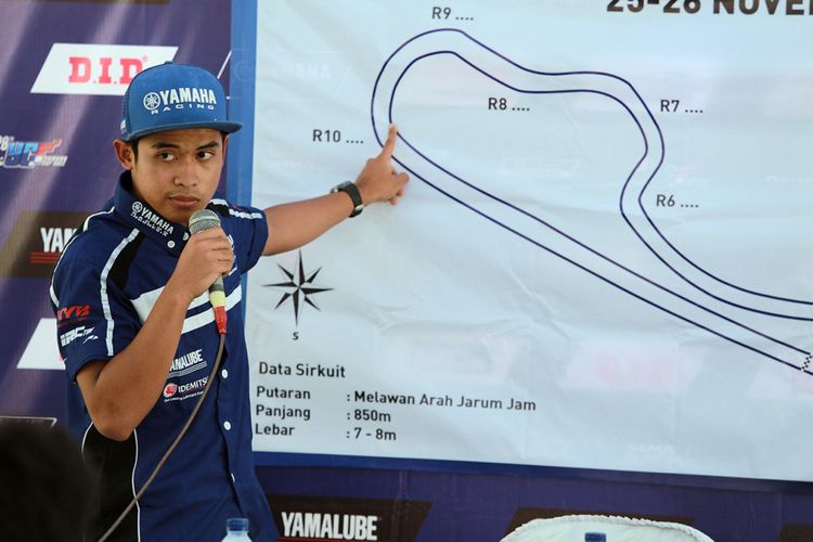 Galang Hendra hadir memberikan edukasi kepada racer pemula Sumatera dan komunitas yang balap di kelas Aerox di Yamaha Cup Race 2018.