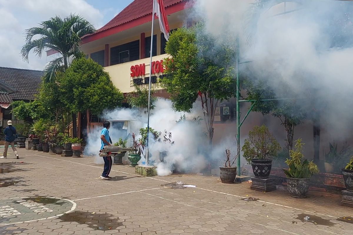 Petugas dari Puskesmas Pandian lakukan pengasapan di SDN Kolor II Sumenep, Kamis (6/2/2025).
