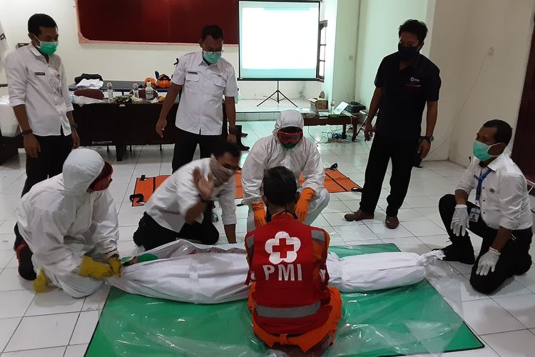 Relawan PMI Kendal, saat berlatih memandikan mayat yang meninggal akibat covid19. KOMPAS.COM/SLAMET PRIYATIN