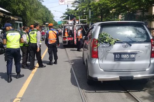 Sepanjang 2019 Puluhan Mobil Nekat Parkir di Atas Rel Kereta di Solo