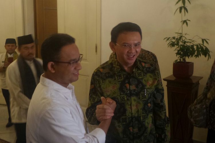 Basuki Tjahaja Purnama dan Anies Baswedan bertemu di Balai Kota DKI, Jalan Medan Merdeka Selatan, Kamis (20/4/2017). 