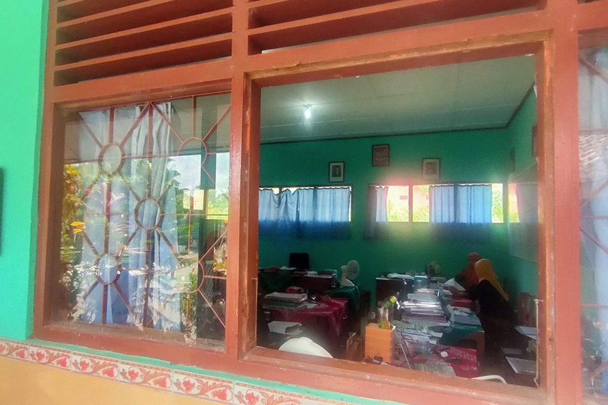 DIJEBOL MALING: Jendela di Sekolah Dasar Negeri Sambiroto di Padukuhan Sambiroto, Kalurahan Banyuroto, Kapanewon Nanggulan, Kabupaten Kulon Progo, Daerah Istimewa Yogyakarta (DIY) dijebol maling. Pencuri masuk lewat jendela ini untuk mencuri satu proyektor dan dua laptop dari ruang guru SD.