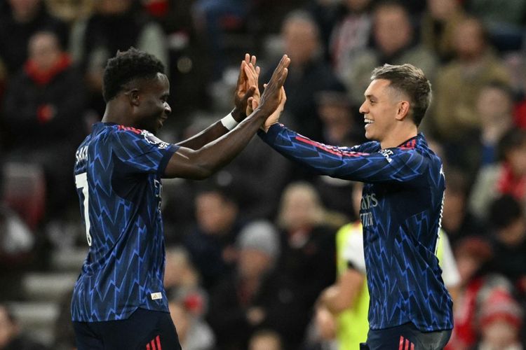 Gelandang Arsenal, Leandro Trossard, merayakan gol bersama Bukayo Saka pada laga Liga Inggris antara Sunderland dan Arsenal di Stadium of Light di Sunderland di timur laut Inggris pada 8 November 2025.