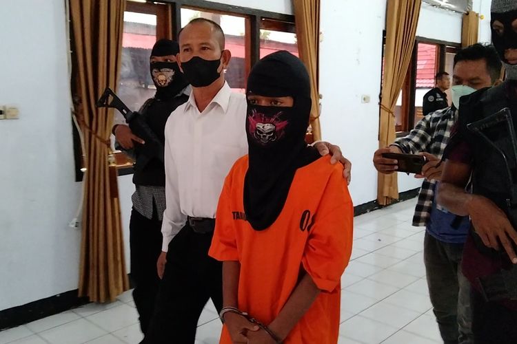 Satnarkoba Polres Baubau berhasil menggagalkan pengiriman paket narkoba dengan menangkap seorang pemuda inisial LF (20) melalui kapal laut di pelabuhan Murhum, Kota Baubau, Sulawesi Tenggara.