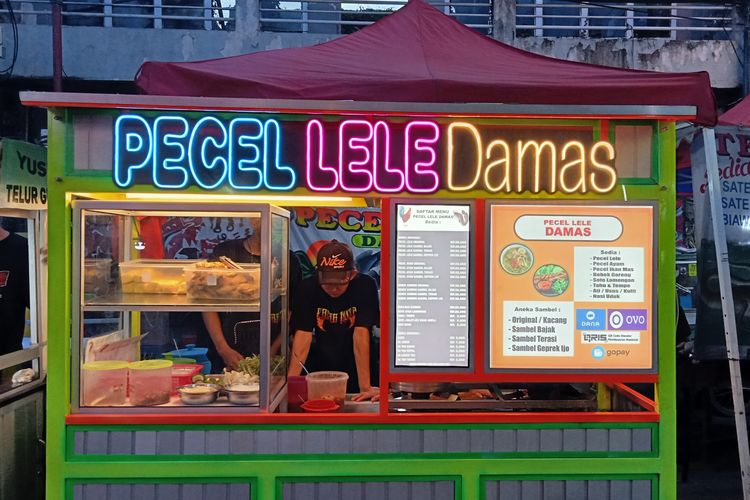 Pecel lele, salah satu makanan berat yang dijual di kawasan kuliner Pasar Lama Tangerang.