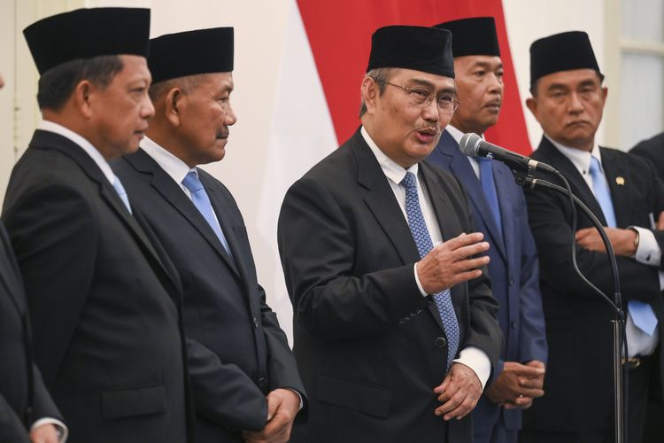 Ketua merangkap anggota Komisi Percepatan Reformasi Polri Jimly Asshiddiqie (tengah) bersama anggota (kiri ke kanan) Tito Karnavian, Badrodin Haiti,Idham Aziz dan Yusril Ihza Mahendra memberikan keterangan pers di Istana Merdeka, Jakarta, Jumat (7/11/2025). Komisi yang dibentuk untuk melakukan kajian terhadap institusi Polri itu nantinya akan memberikan laporan secara periodik kepada Presiden Prabowo Subianto. 