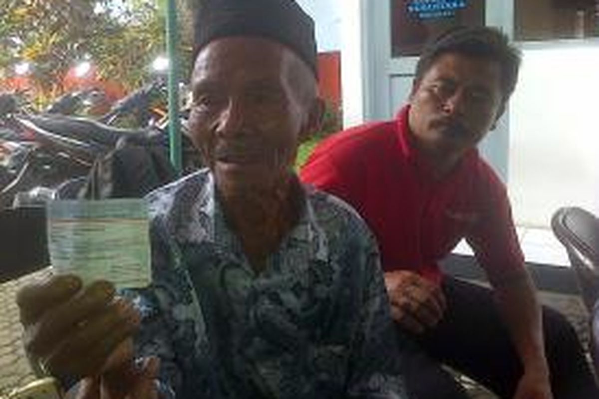 Suwali (73) warga dusun Manikmoyo, desa Kalisidi, Ungaran barat menunjukkan kartu BLT di Kantor Pos Ungaran, Jl MT Haryono 10, Ungaran.