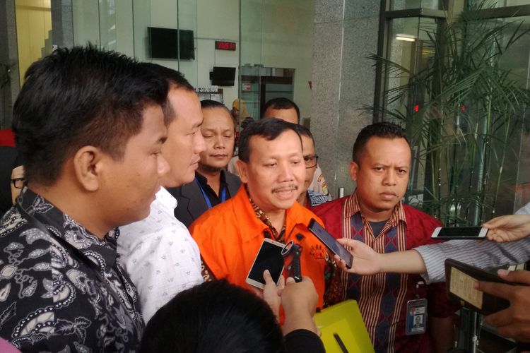 Sekretaris Daerah Provinsi Jawa Barat Iwa Karniwa ditahan oleh penyidik Komisi Pemberantasan Korupsi (KPK) seusai menjalani pemeriksaan sebagai tersangka kasus dugaan suap terkait perizinan proyek Meikarta di Kabupaten Bekasi.